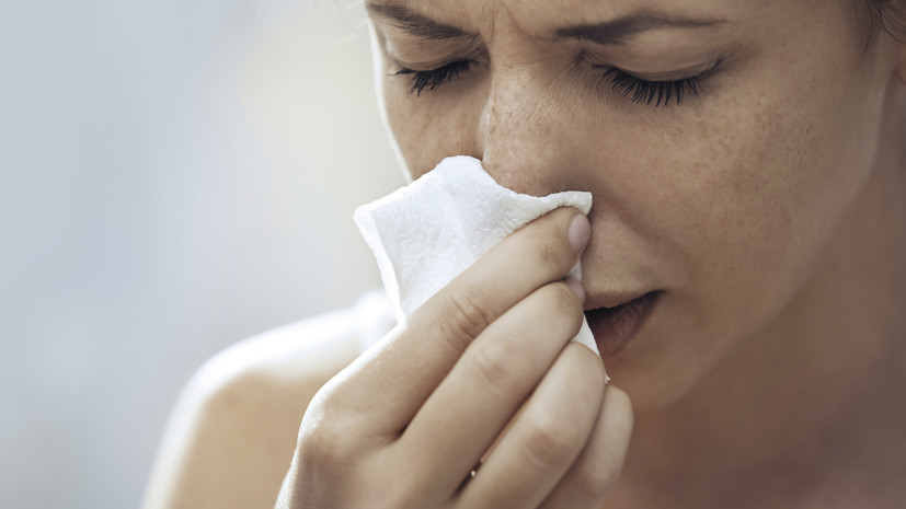 Отоларинголог Зайцев посоветовал не использовать сосудосуживающие капли при первых симптомах насморка