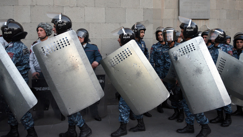 Число задержанных на акциях протеста в Ереване возросло до 84