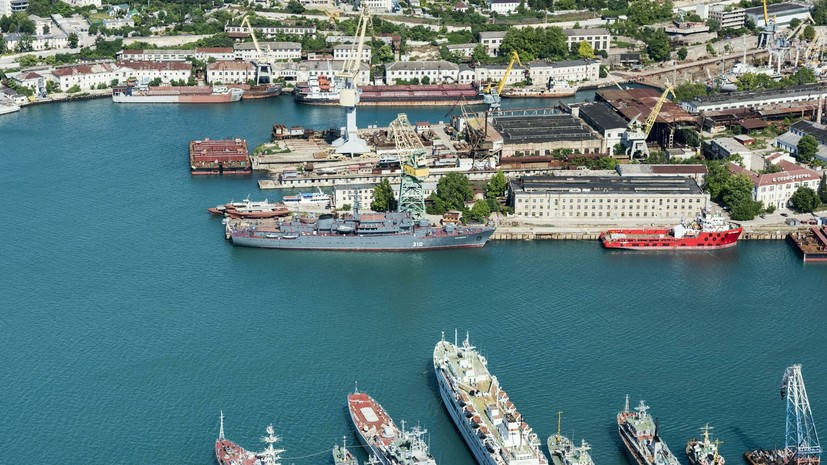 В Севастополе вывезли с места падения часть сбитой над городом ракеты