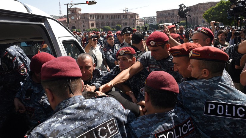 Участники акции протеста в Ереване блокируют автомобильное движение