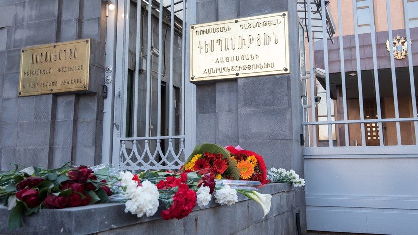 Жители Еревана несут цветы к посольству России в память о погибших миротворцах