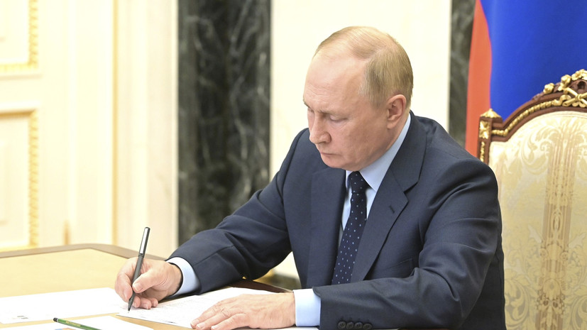 Путин подписал указ о повышении зарплат ряду категорий госслужащих с 1 октября