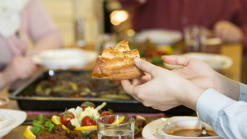 Почти половина россиян переедают по праздникам или в отпуске