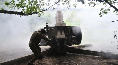 Военкор RT показал, как расчёты гаубиц уничтожают ВСУ на Соледарском направлении