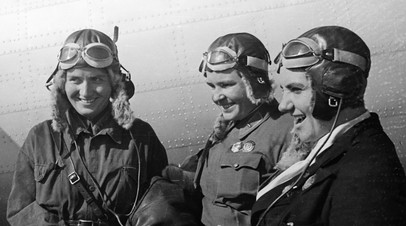 Прославленные советские лётчицы (слева направо) Марина Раскова, Полина Осипенко и Валентина Гризодубова