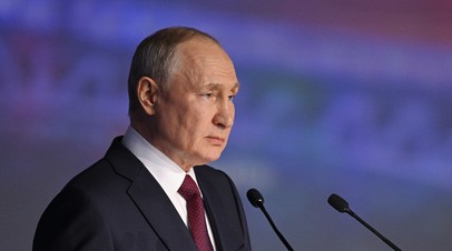 Владимир Путин выступает на вечере в честь 100-летия со дня рождения Расула Гамзатова