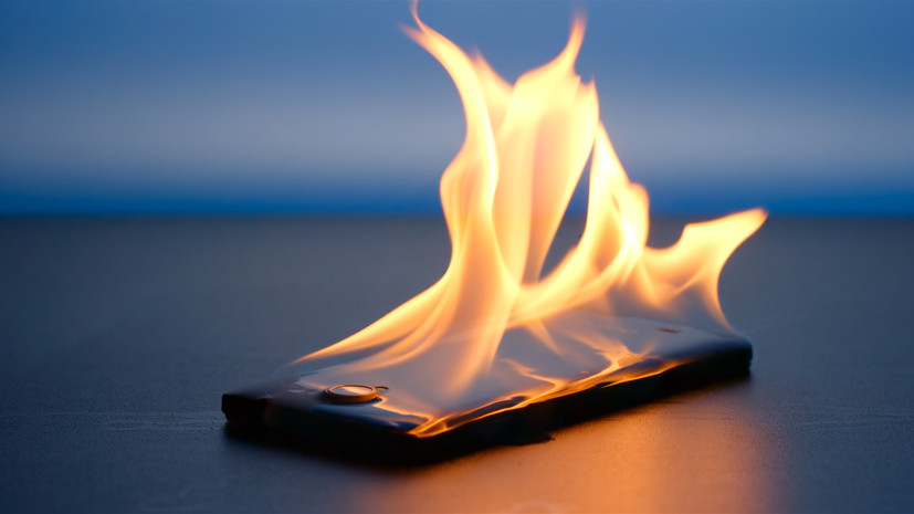 Опрошенные RT специалисты назвали основные причины возгорания смартфонов