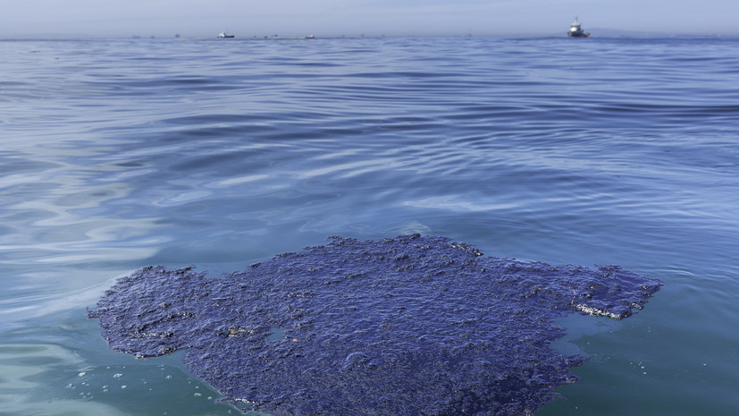В акватории Волги у Астрахани обнаружили маслянистое пятно от нефтепродуктов