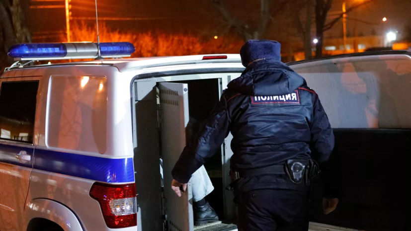 В Москве неизвестные напали на остановившийся на светофоре Mercedes и скрылись