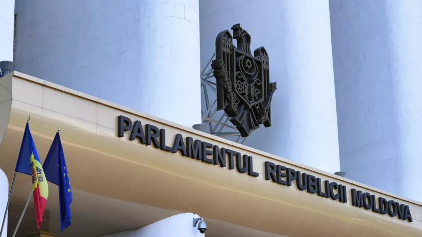 Молдавский парламент одобрил во втором чтении ограничения в избирательный кодекс