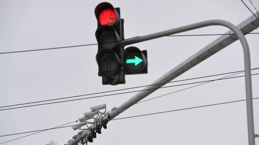 В Москве временный светофор упал на человека из-за сильного ветра