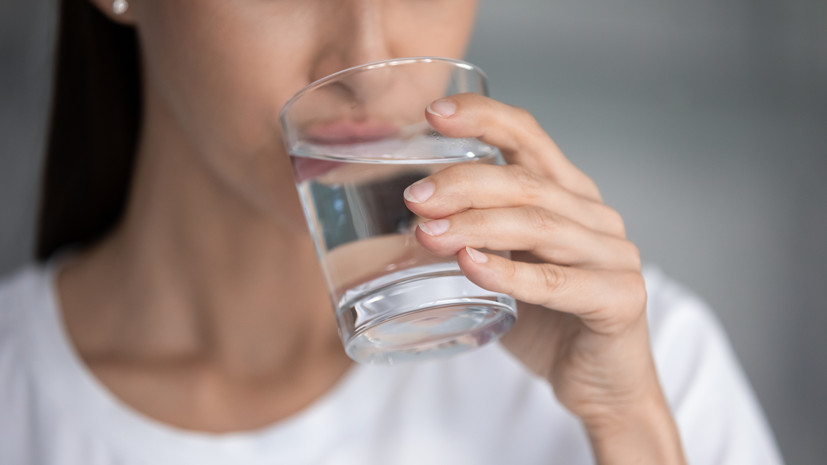 Врач Тихомирова: стакан воды натощак помогает снизить риск тромбозов