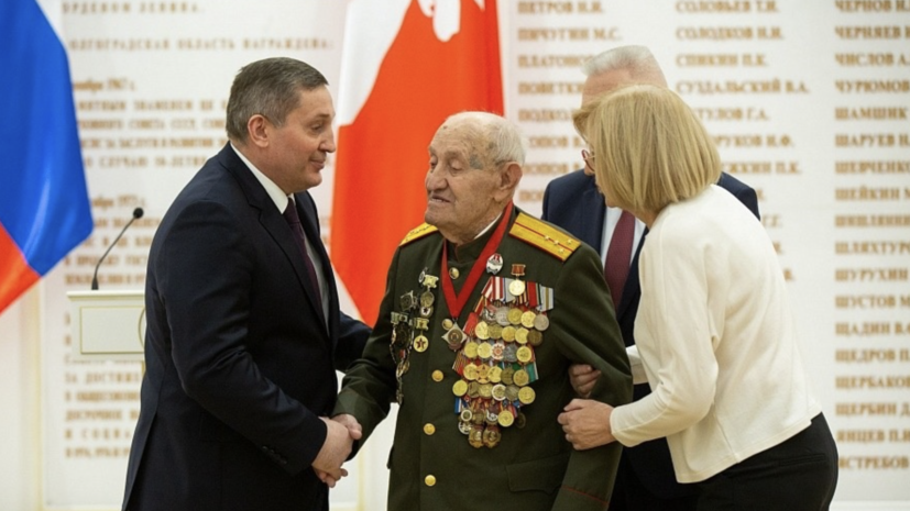 Губернатор Бочаров поздравил ветерана Сталинградской битвы Рогова с 99-летием