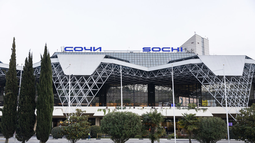 Корреспондент RT поговорил с пассажиром аэропорта Сочи, улетающим в Израиль