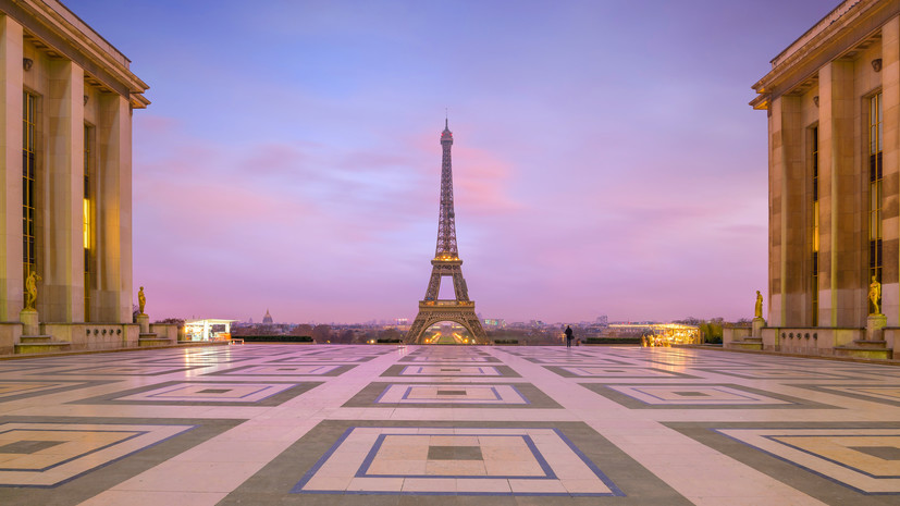 Эйфелеву башню осветят цветами флага Израиля