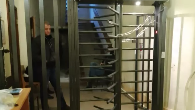 Экс-глава Шлиссельбурга забаррикадировался в здании городской администрации