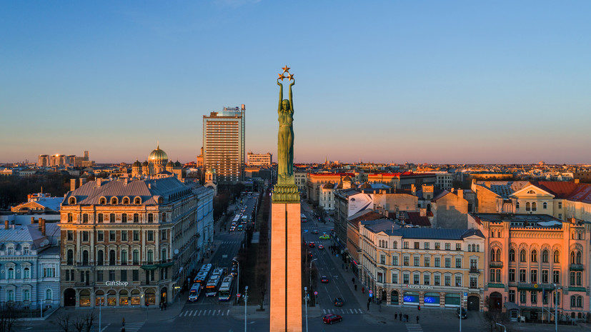 В Латвии уволили эксперта за высказывания об учебных материалах на русском языке