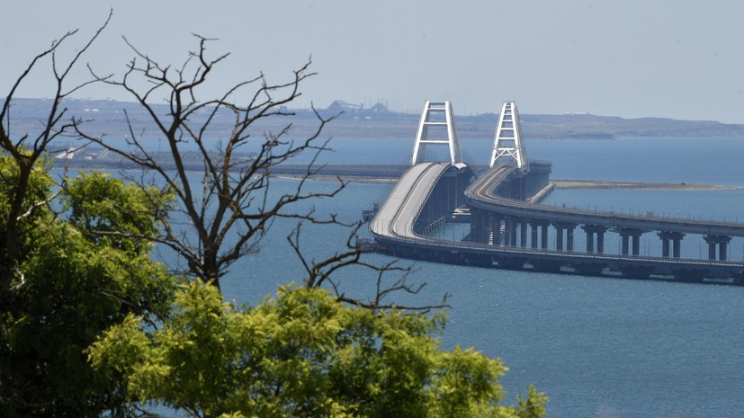 Движение автотранспорта по Крымскому мосту приостановили