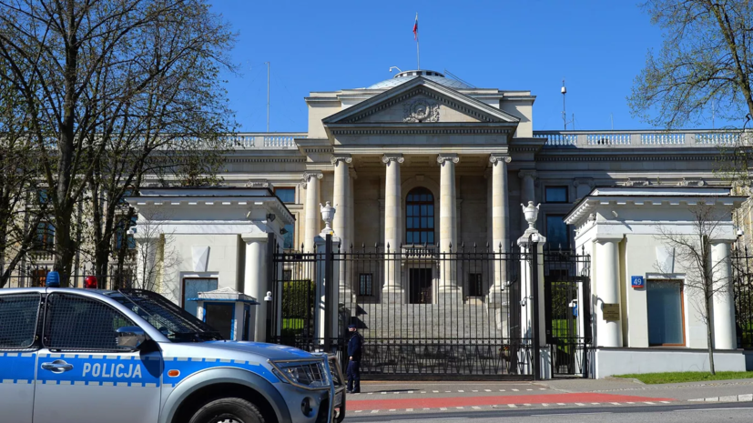 Неизвестный забрался на памятник в Варшаве и угрожает взрывом