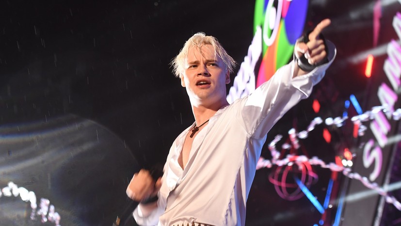 Певец SHAMAN повредил ногу во время выступления в Москве