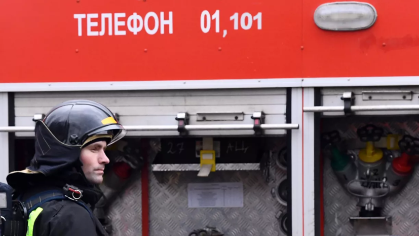 В Ростове-на-Дону загорелся склад с поликарбонатом