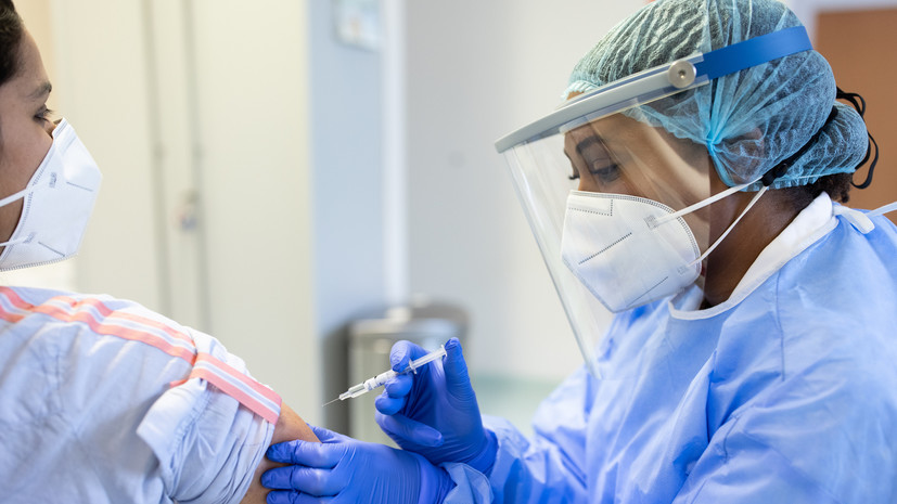 Иммунолог Болибок заявил о важности вакцинации от COVID-19 и гриппа