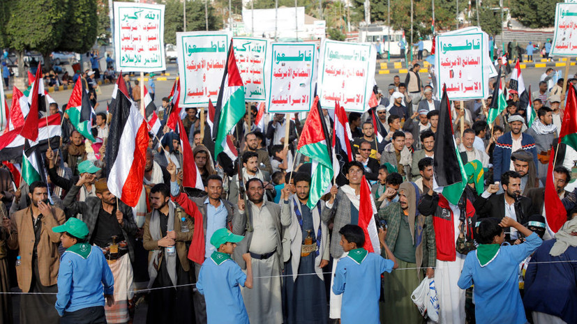 RT Arabic показал видео с многолюдным митингом йеменцев в поддержку Палестины