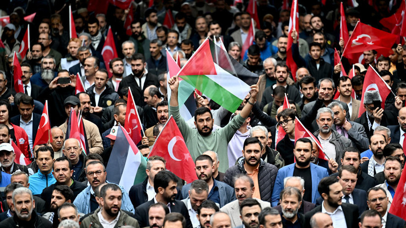 RT Arabic показал видео с толпой митингующих у консульства Израиля в Стамбуле