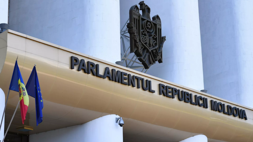 В парламенте Молдавии более пяти часов обсуждают вотум недоверия правительству