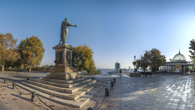 «СТРАНА.ua»: в Одессе мужчина прилюдно разорвал флаг Украины