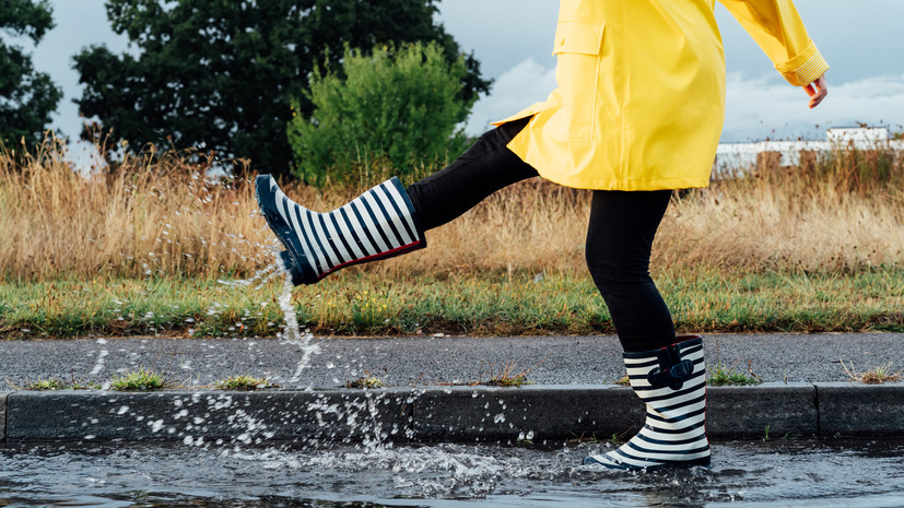 Дерматолог Петрова предостерегла от длительного ношения резиновых сапог