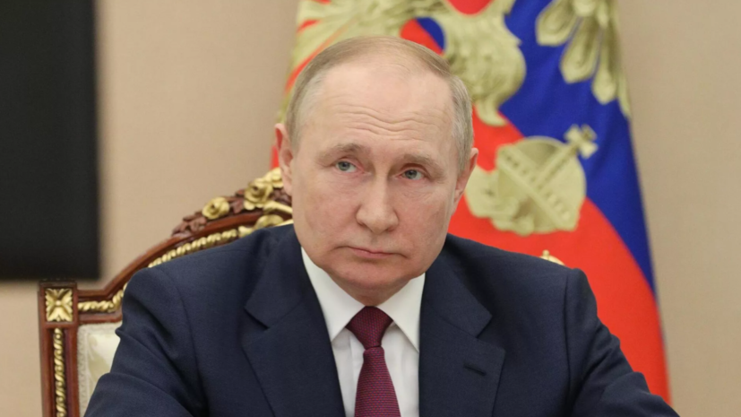 Путин поручил продолжить доукомплектование ВС России контрактниками в 2024 году