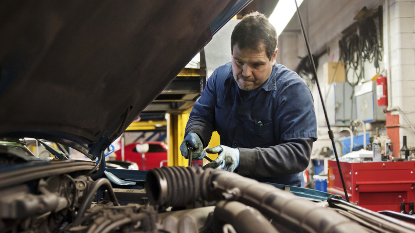 Автоюрист Славнов рассказал, как определить качество масла