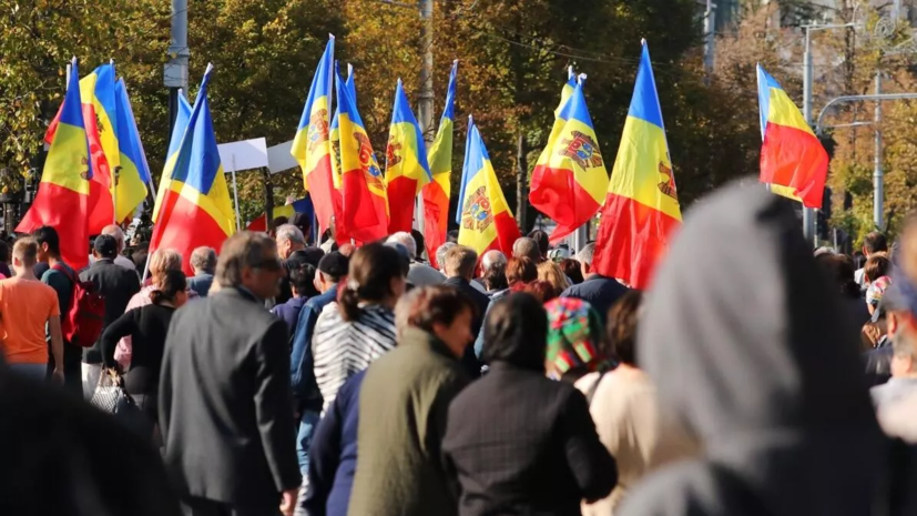 Возле здания суда в Кишинёве проходит митинг