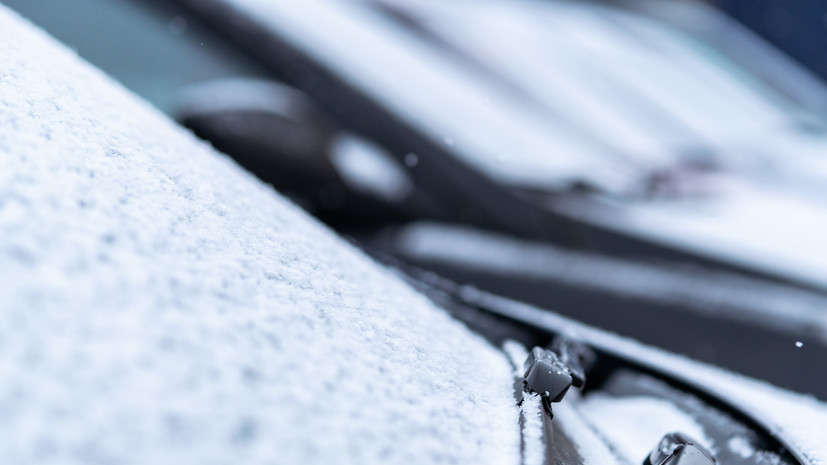 В Екатеринбурге неизвестные облили краской десяток машин