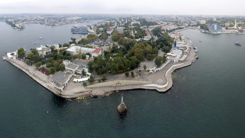 Военные используют табельные средства маскировки у Севастопольской бухты