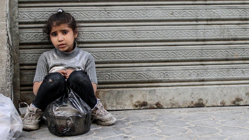 Дети из Газы рассказали RT, что в очереди за хлебом приходится стоять 3—4 дня