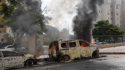 Горящий автомобиль на улицах города Ашкелон после ракетного обстрела