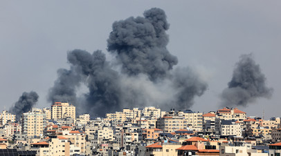 Дым в секторе Газа после авиаударов со стороны Израиля.