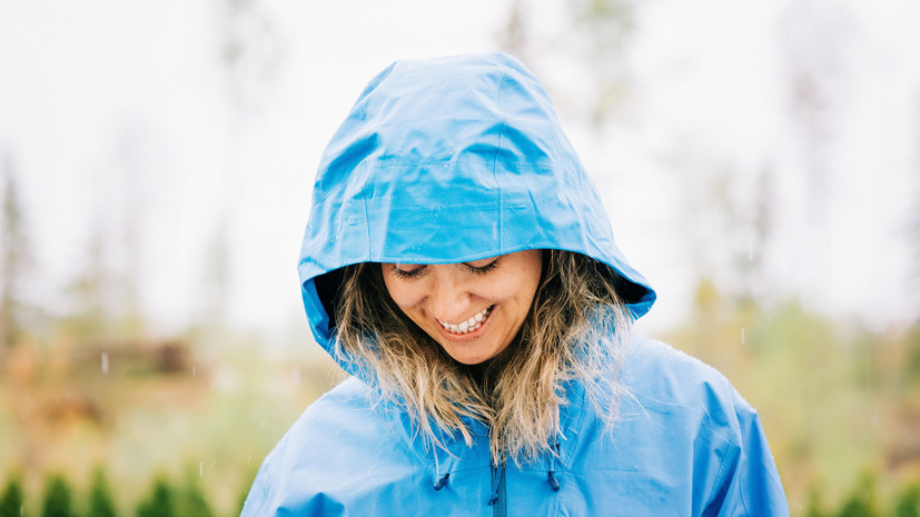 Число покупок дождевиков в сентябре — октябре в России выросло на 61%