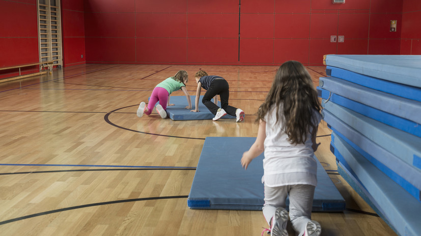 Прокуратура Приморья проверила школу, где дети занимались физкультурой в противогазах