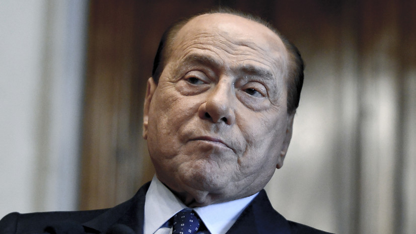 Times: семья Берлускони начала выселять бывших участниц вечеринок «бунга-бунга»