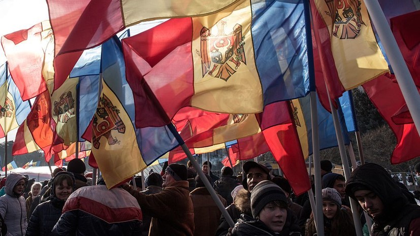 Протестующие собрались у здания ЦИК в молдавских Бельцах