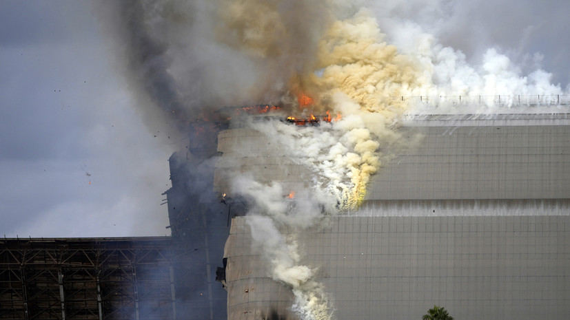 В США сгорел гигантский ангар, попавший в «Секретные материалы» и «Перл-Харбор»