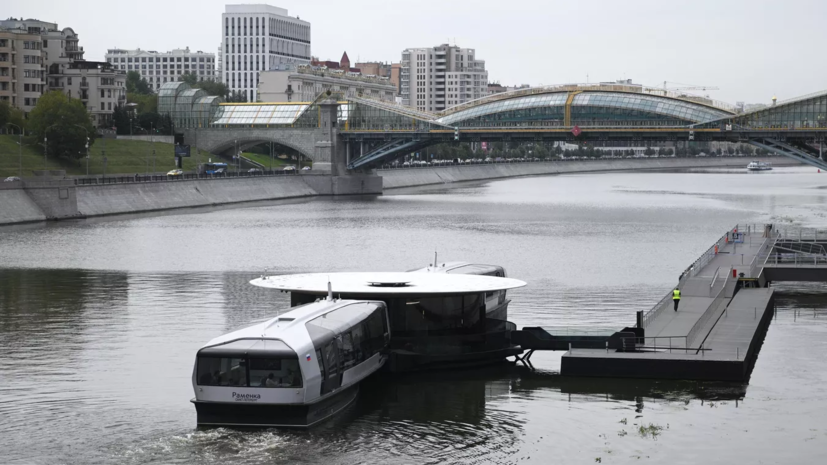 Четыре новых электросудна доставили в Москву из Петербурга