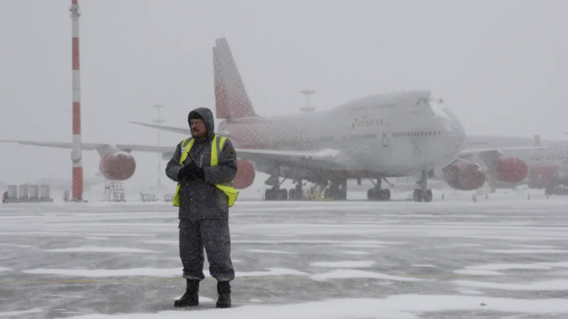В аэропорту Екатеринбурга задержали несколько рейсов из-за сильного снегопада