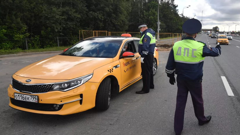 В Петербурге таксист протащил по асфальту беременную пассажирку