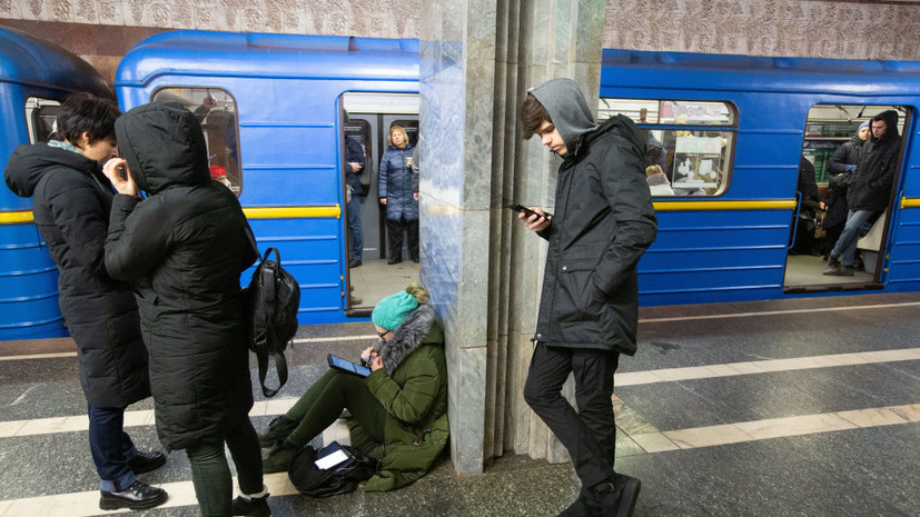 В киевском метро начали маскировать коммунистическую символику