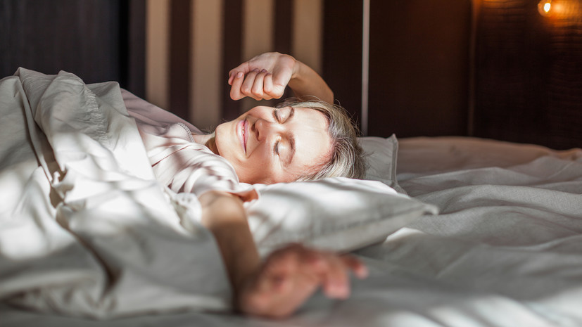 Сомнолог Кудинов посоветовал просыпаться в одно и то же время