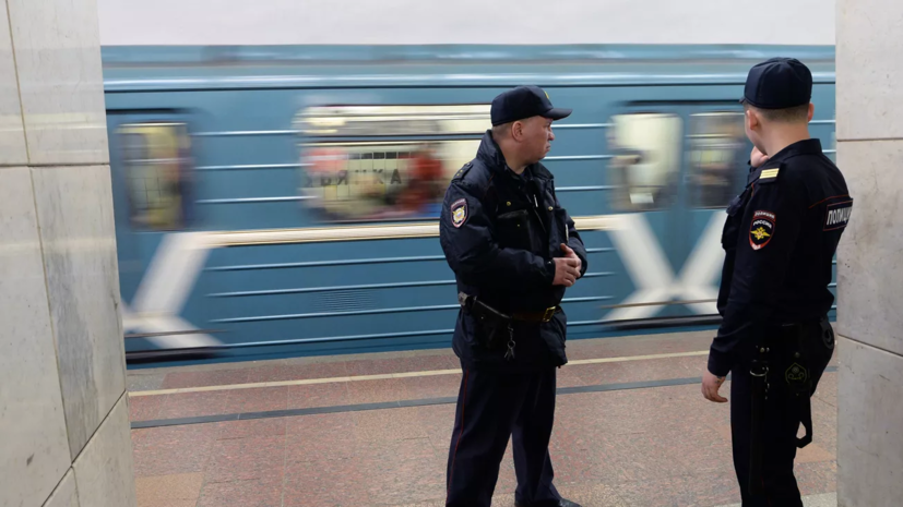 В Москве мужчина выстрелил в потолок у станции метро Рязанский проспект  РТ на русском